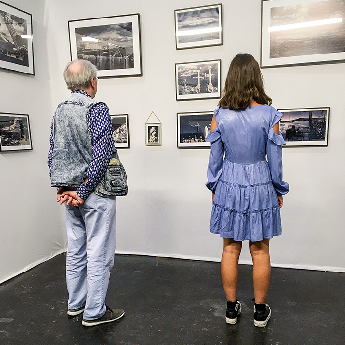 exposition SOLID'ART MONTPELLIER 2022, visiteurs au stand de Véronique Rivera, Artiste Photographe