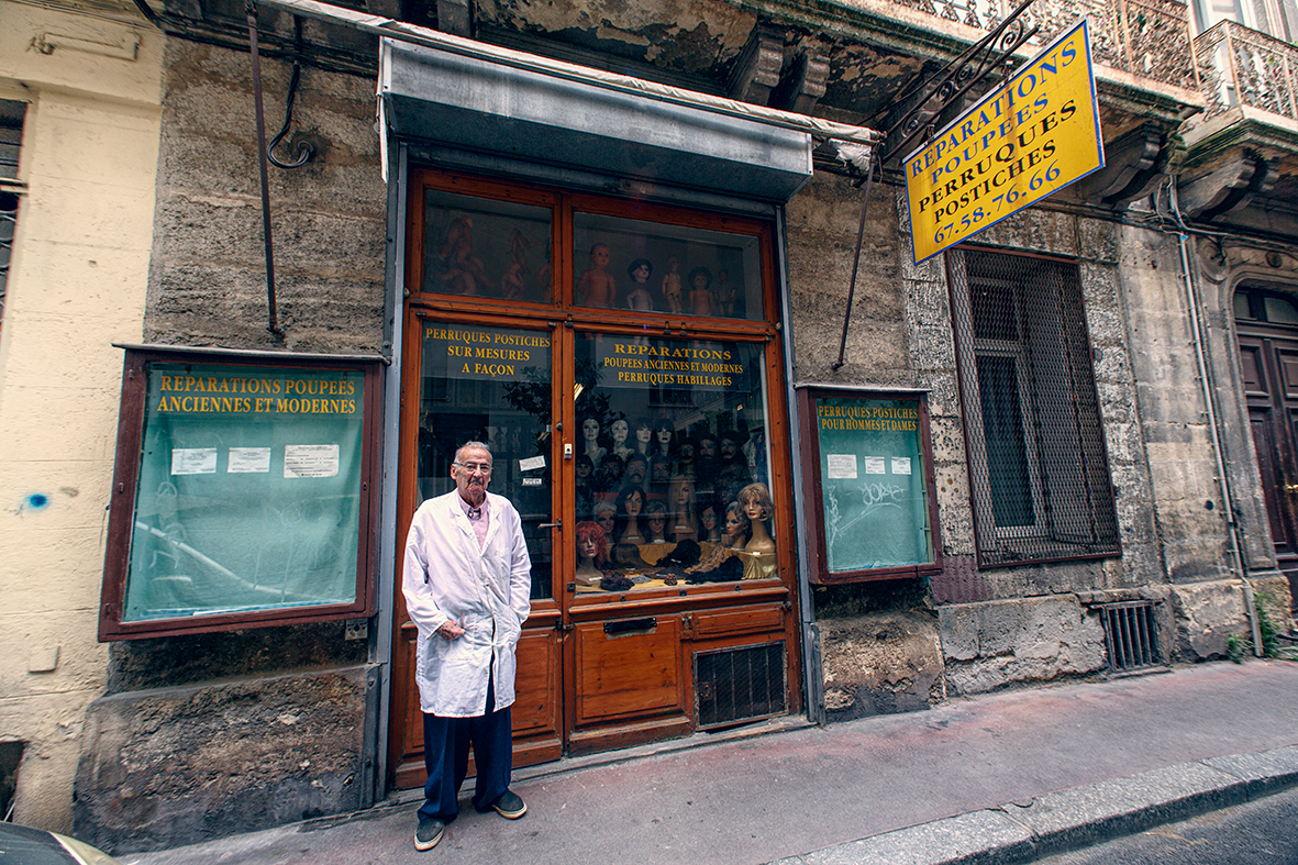 Mr Géraud devant sa boutique, photo de l'expo RETIENS LA NUIT à Montpellier