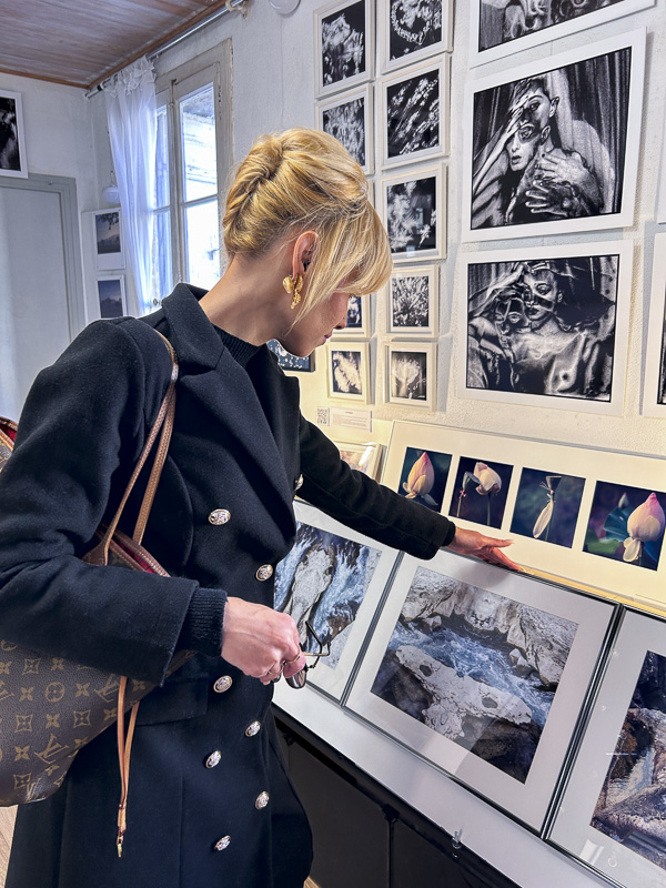 Public de l'exposition CLAIR-OBSCUR à l'atelier de Véronique Rivera