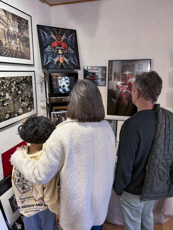 Public de l'exposition CLAIR-OBSCUR à l'atelier de Véronique Rivera