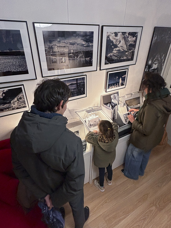 Public de l'exposition CLAIR-OBSCUR à l'atelier de Véronique Rivera