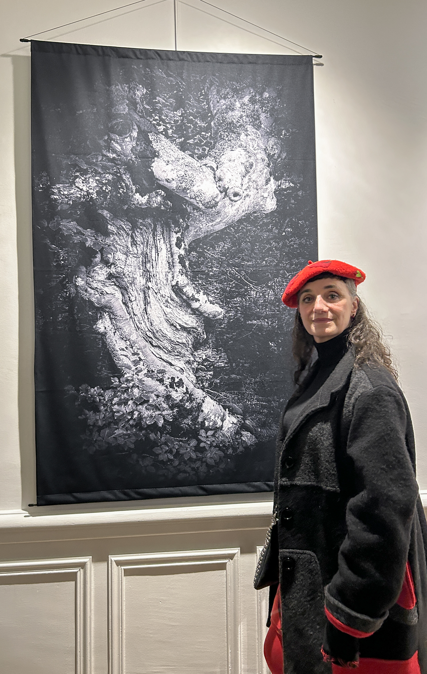 Véronique Rivera devant son œuvre En catimini un hêtre s'enfuit