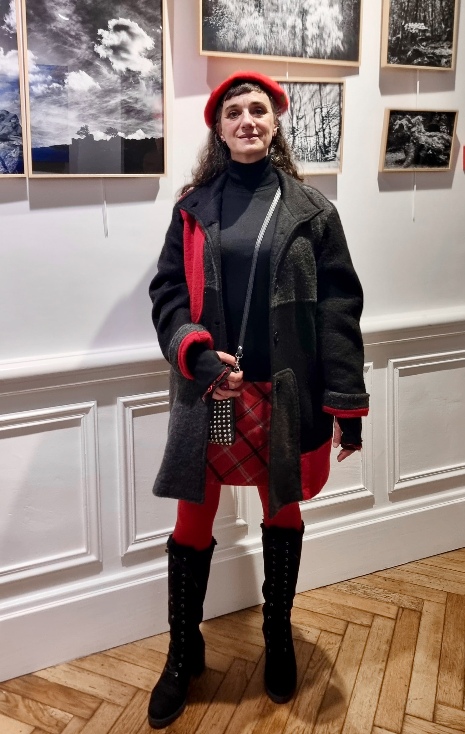 Véronique Rivera devant ses œuvres de la collection Le chant du monde 