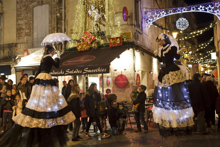 Les élégantes, Cie Zérafa - Fête des Lumières à Montpellier, quartier St Roch, 2013-12-06