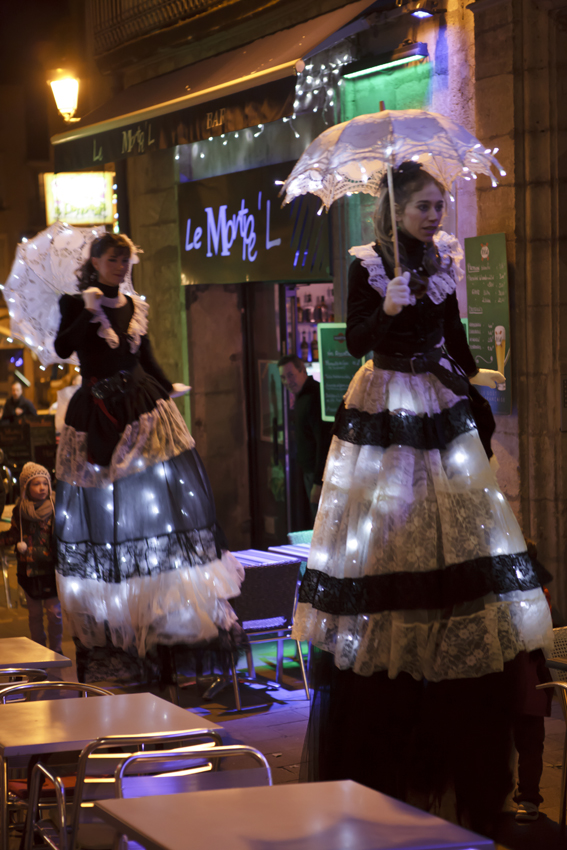 Les élégantes, Cie Zérafa - Fête des Lumières à Montpellier, quartier St Roch, 2013-12-06