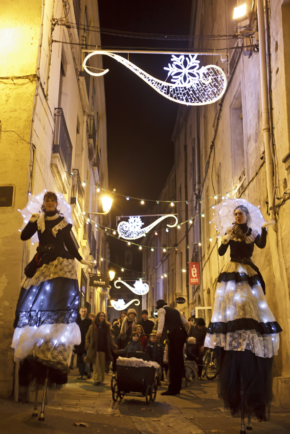 Les élégantes, Cie Zérafa - Fête des Lumières à Montpellier, quartier St Roch, 2013-12-06