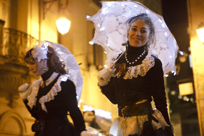 Les élégantes, Cie Zérafa - Fête des Lumières à Montpellier, quartier St Roch, 2013-12-06