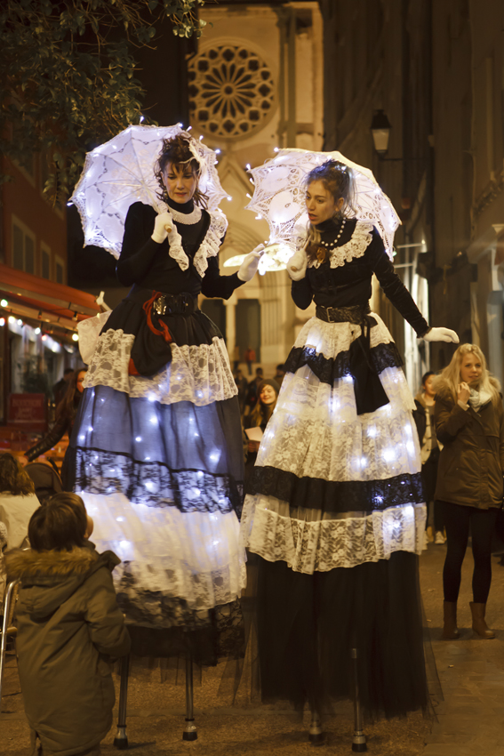 Les élégantes, Cie Zérafa - Fête des Lumières à Montpellier, quartier St Roch, 2013-12-06