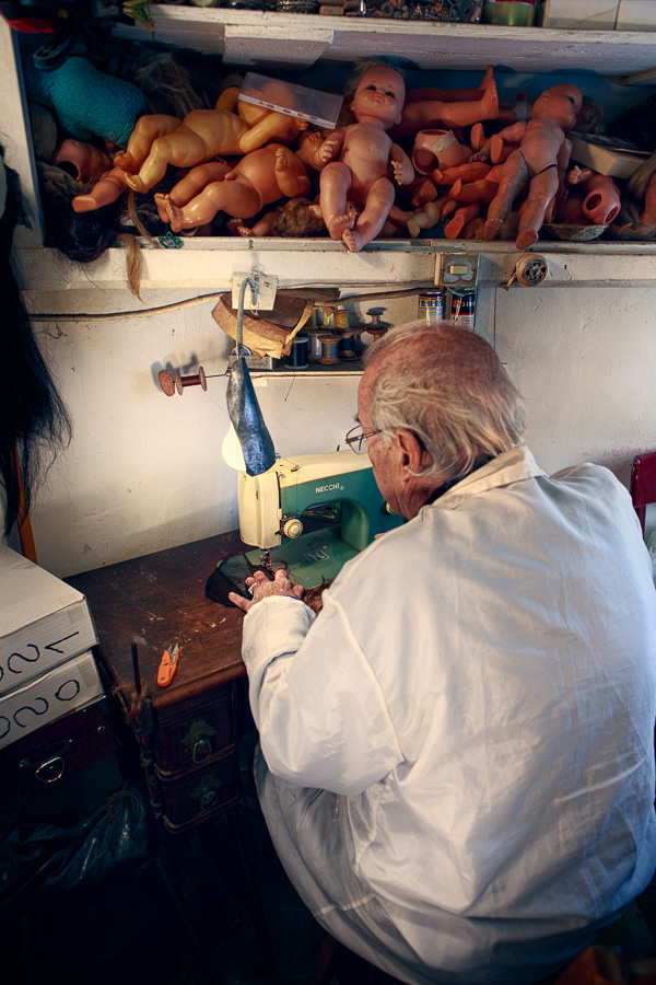 L'atelier, M G fabrique une perruque de poupée