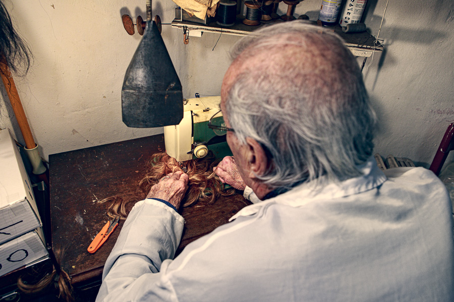 L'atelier, M G fabrique une perruque de poupée