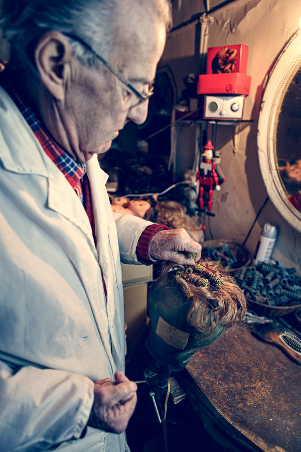 Arrière boutique, Mise en pli de la perruque de poupée