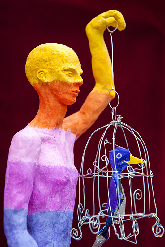 L'oiseau bleu - Modelage en terre, patine à la cire - Artiste : Colette Cortey